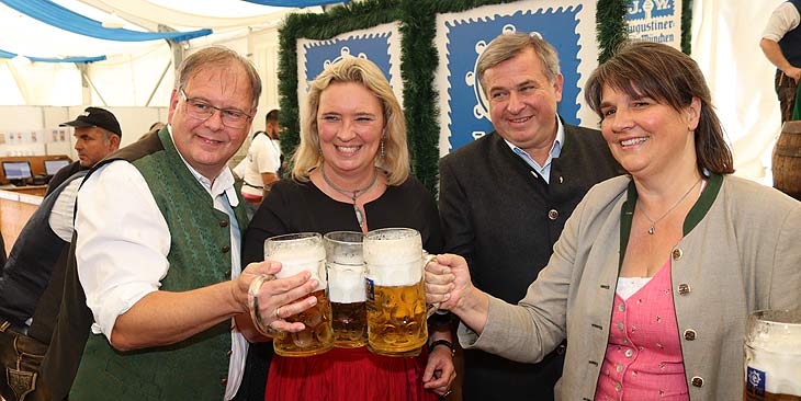 um Auftakt die Showband „Dolce Vita“ (©Foto: Martin Schmitz)